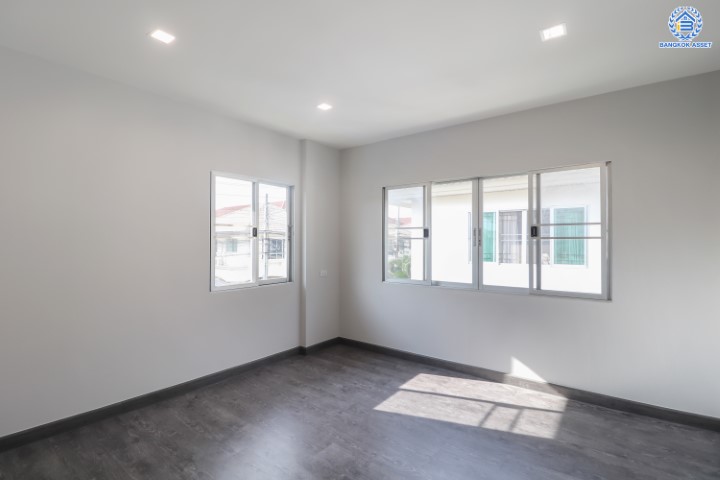 บ้านมือสองตกแต่งใหม่ ม.ศุภาลัยพาร์ควิลล์ พหลโยธิน-รามอินทรา หลังมุม! เนื้อที่เยอะ 67.8 ตร.ว. พื้นที่ใช้สอยกว้างขวางถึง 226.2 ตร.ม. ฟังชัน 3 ห้องนอน 4 ห้องน้ำ 1 ห้องแม่บ้าน 2 ที่จอดรถ บนทำเลศักยภาพ 9 นาทีถึงรถไฟฟ้าสายสีเขียว "สถานีพหลโยธิน 59" และทางด่วน "รามอินทรา-อาจณรงค์"